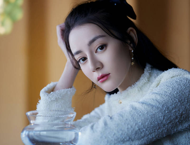 迪丽热巴写真曝光 蝴蝶结配饰尽显甜美