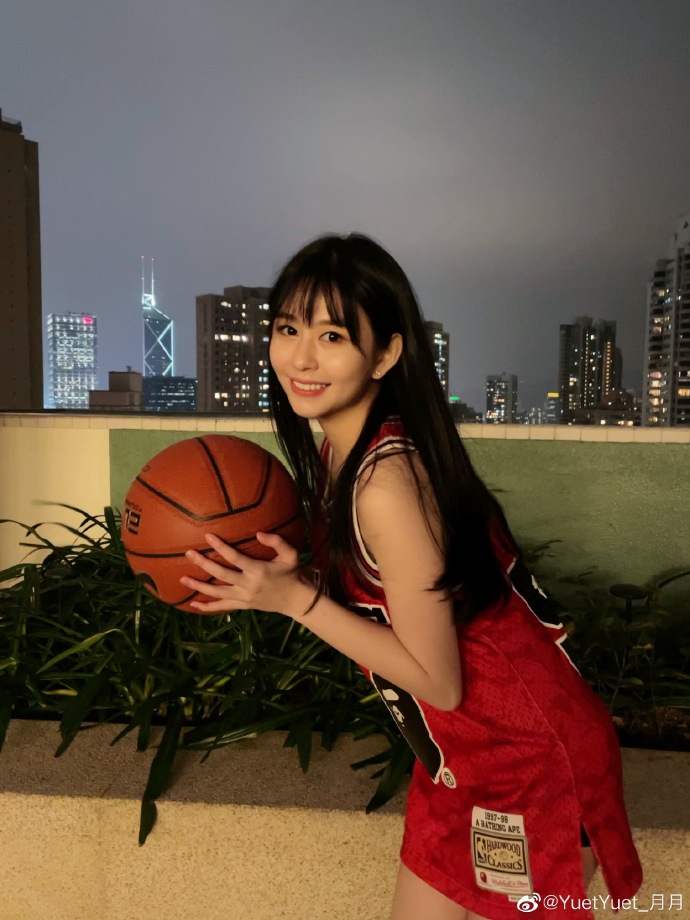 邱淑贞女儿沈月cos赤木晴子 大长腿吸睛