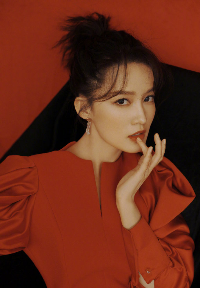 李沁穿灯笼袖红裙腰肢纤细 戴皮手套显霸气