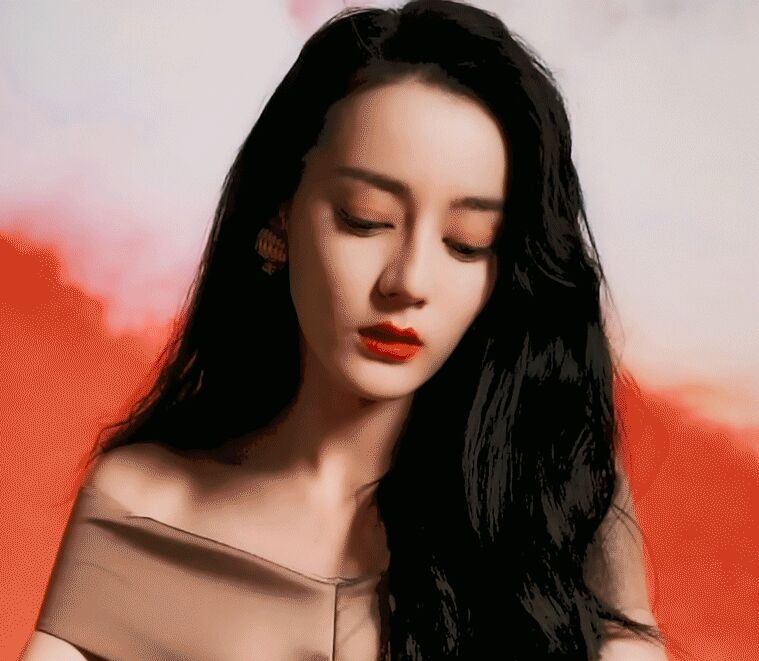迪丽热巴光影扑克大片释出 撩发咬唇超撩人