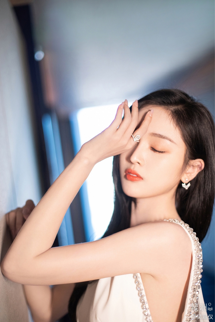 吴宣仪穿白裙温柔优雅 秀美背仙气十足
