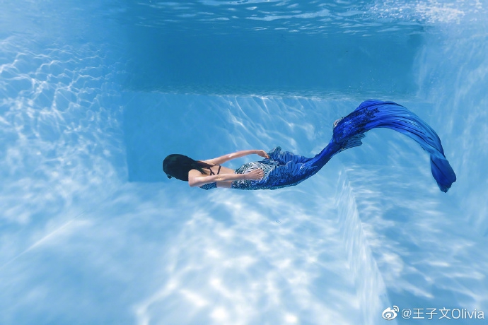 王子文化身美人鱼游弋水中 身姿曼妙