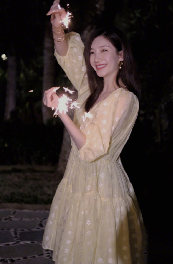 江疏影玩烟花棒笑容甜美 穿黄色长裙似仙女