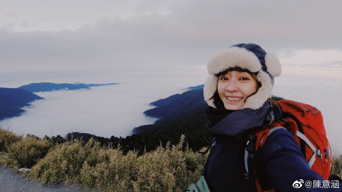 陈意涵晒登山照诗兴大发 与云海雪景合影