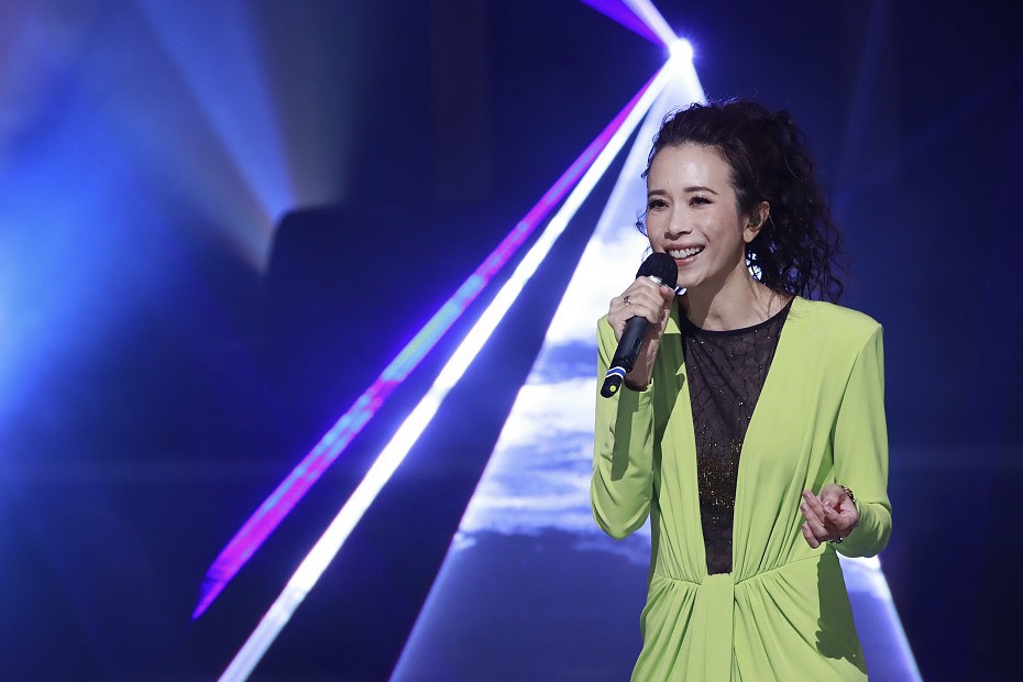 莫文蔚现身金曲奖 一袭绿色半透视装超撩人