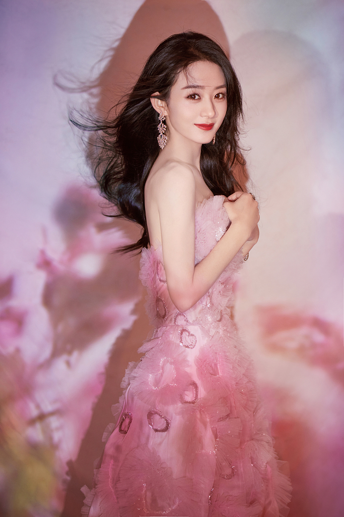赵丽颖穿粉色心形纱裙甜美动人 显温婉气质