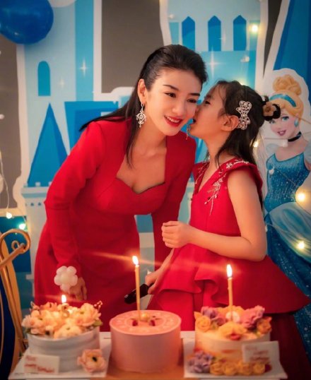 黄奕晒女儿庆生照 8岁铛铛太像黄毅清