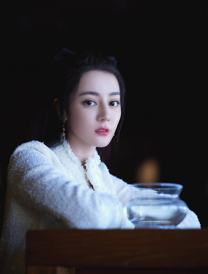 迪丽热巴写真曝光 蝴蝶结配饰尽显甜美