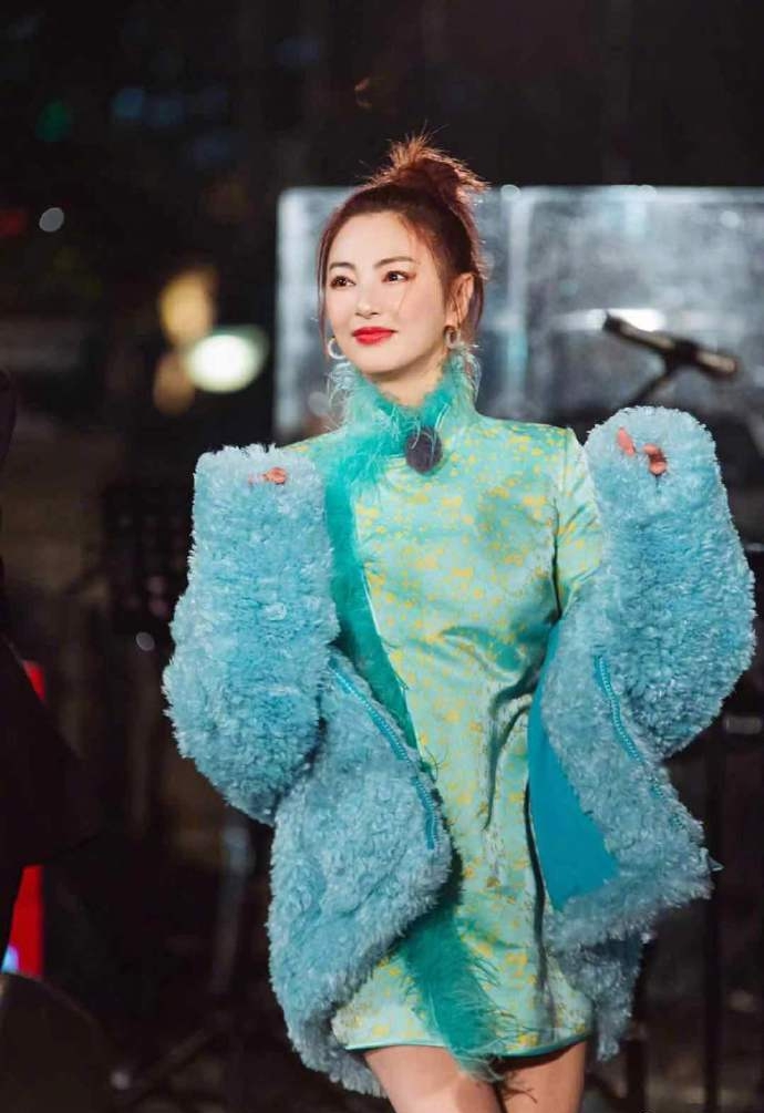 张雨绮穿旗袍曲线优越 扎丸子头俏皮可爱