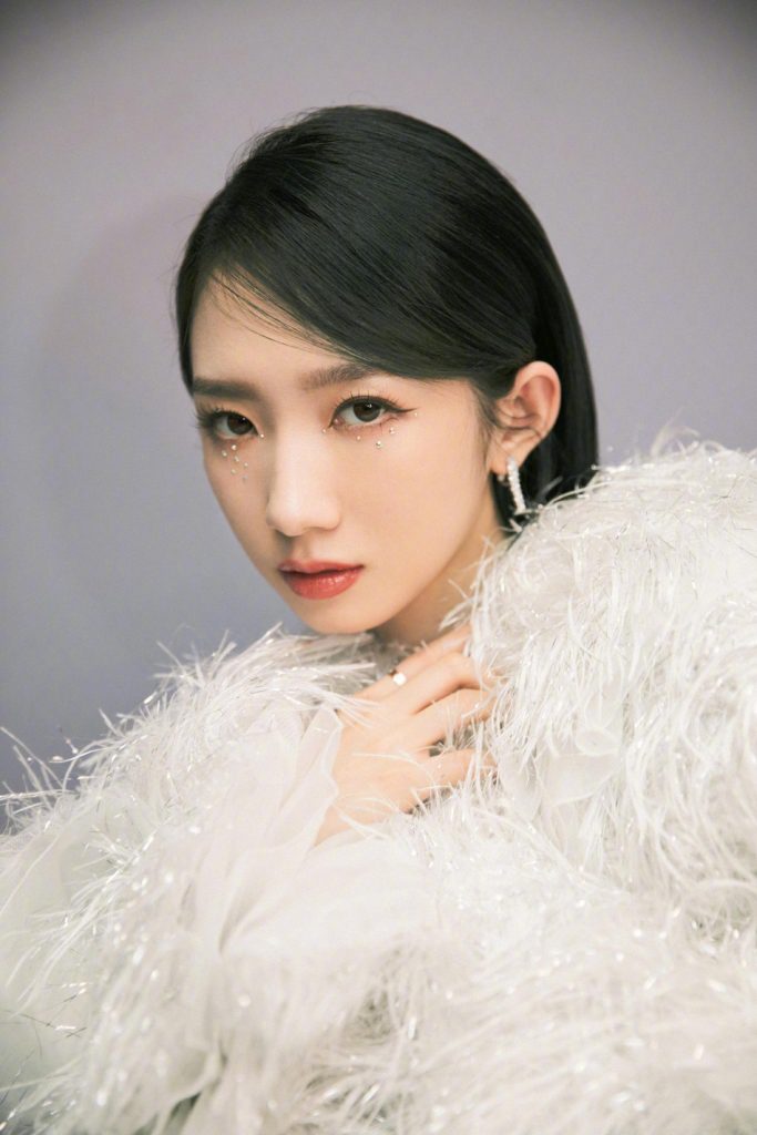 孟美岐跨年舞台造型曝光变身冰雪公主