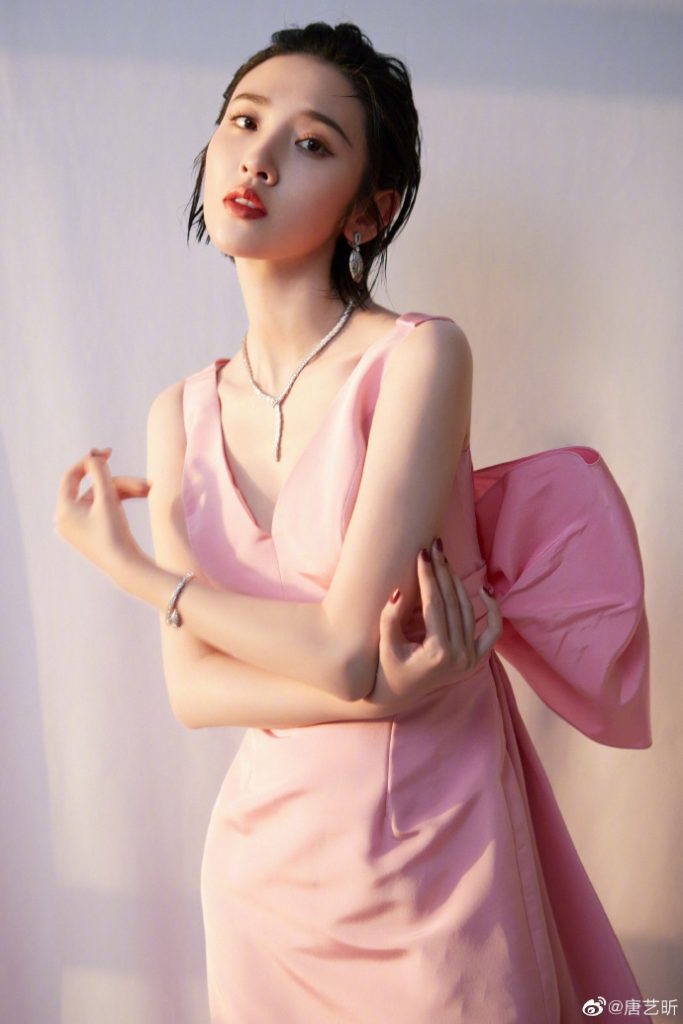 少女感满满！唐艺昕穿粉礼裙绑超大蝴蝶结
