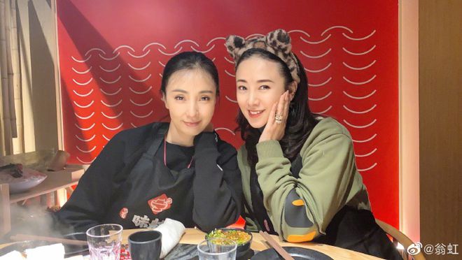 翁虹陶虹重聚吃火锅 小龙女和妖猫20年后再合体