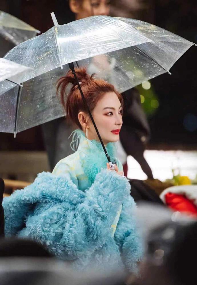 张雨绮穿旗袍曲线优越 扎丸子头俏皮可爱