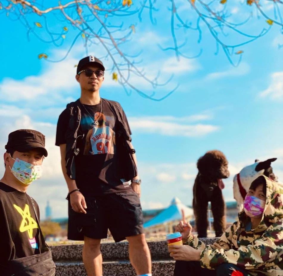 周杰伦带儿女出游变超级奶爸十分温柔