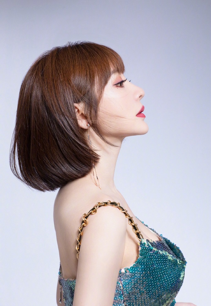 柳岩穿蓝色开叉吊带裙 大秀S型曲线身材优越