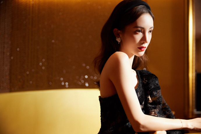 金晨黑纱透视裙美腿若隐若现