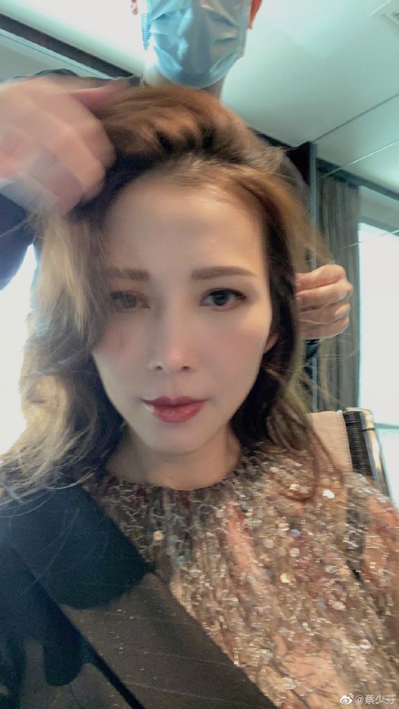 蔡少芬做造型晒全妆自拍 头发蓬松成熟妩媚