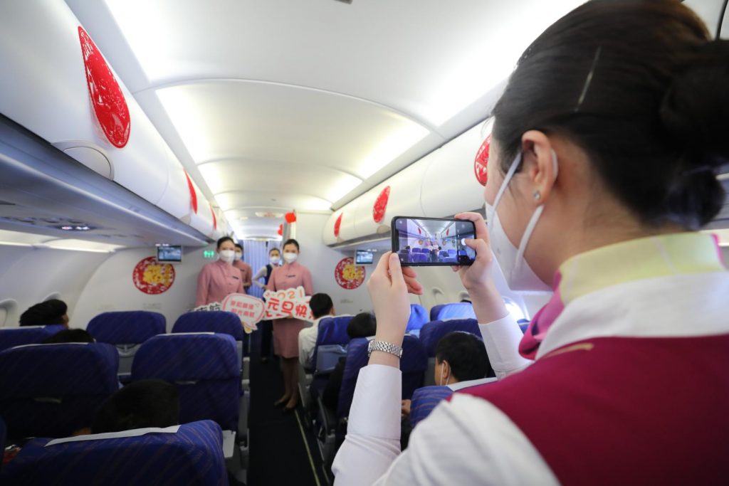 书祝福、寄心愿 万米高空迎接新年