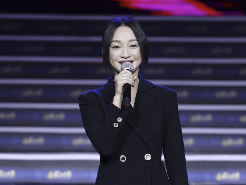 周迅亮相抗疫纪录片首映 纯黑套装知性优雅
