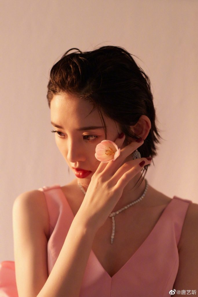 少女感满满！唐艺昕穿粉礼裙绑超大蝴蝶结