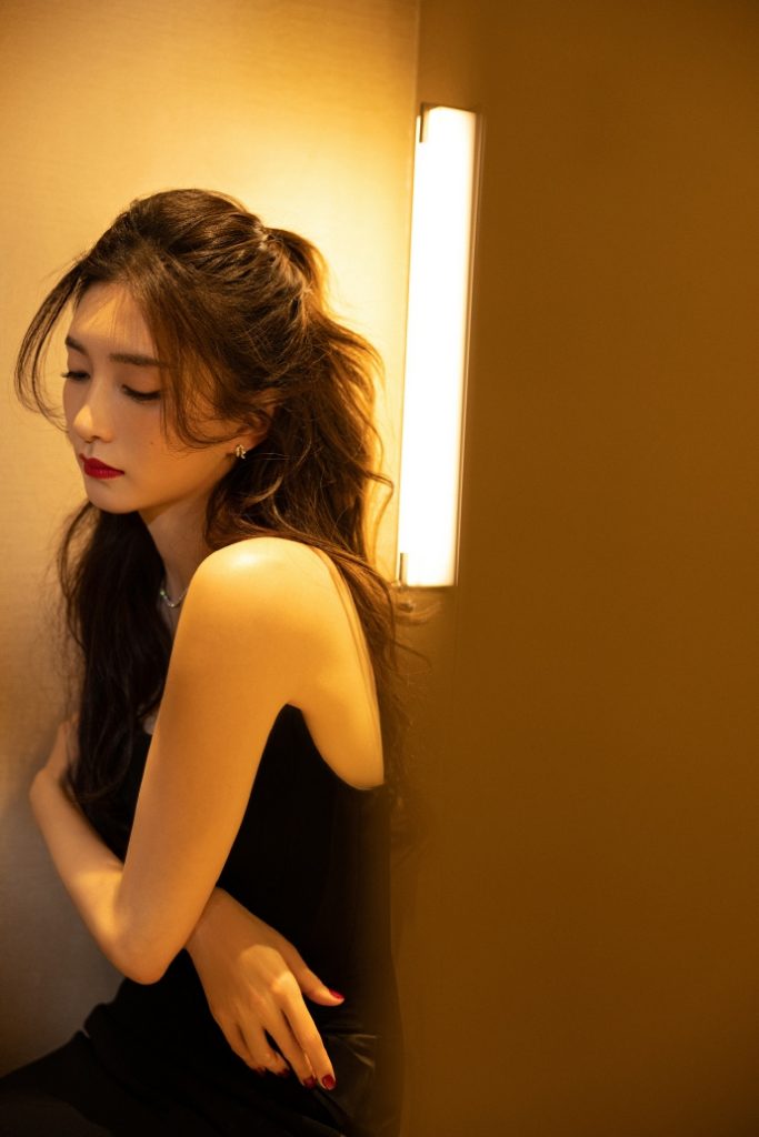 江疏影穿鱼尾长裙锁骨吸睛 上演绝美侧颜杀