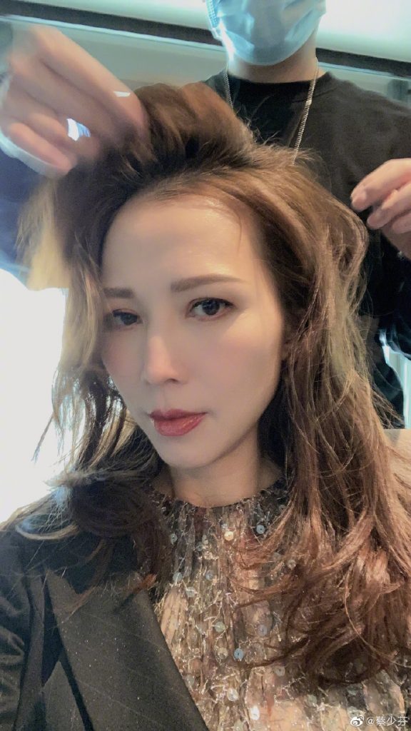 蔡少芬做造型晒全妆自拍 头发蓬松成熟妩媚