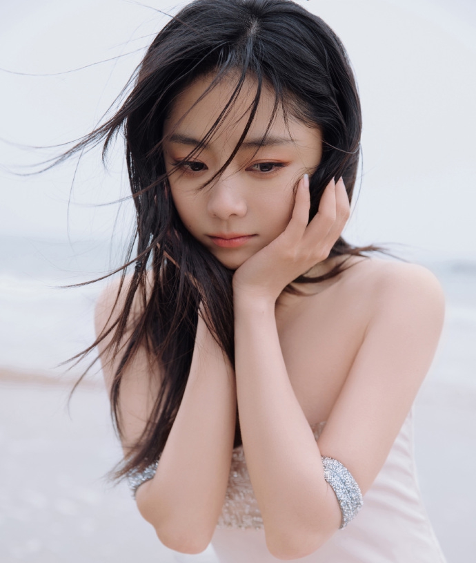 谭松韵白色抹胸裙秀事业线 捧脸杀超可爱
