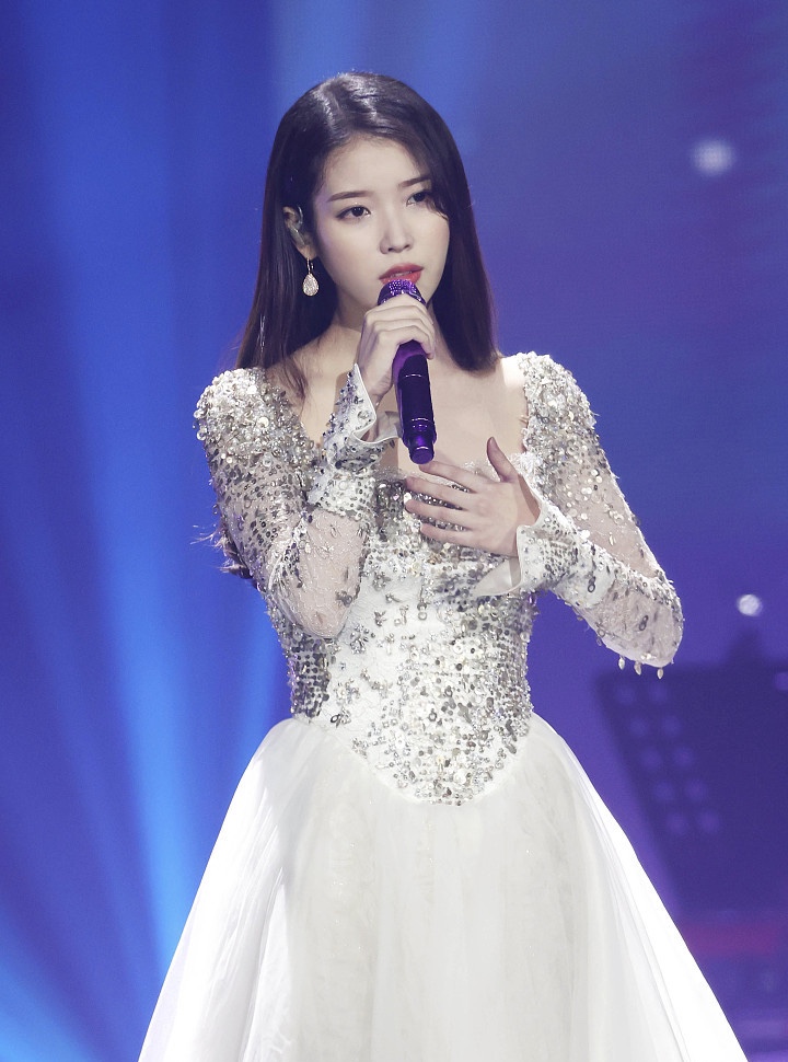 iu参加颁奖活动 穿长裙唱歌清纯迷人