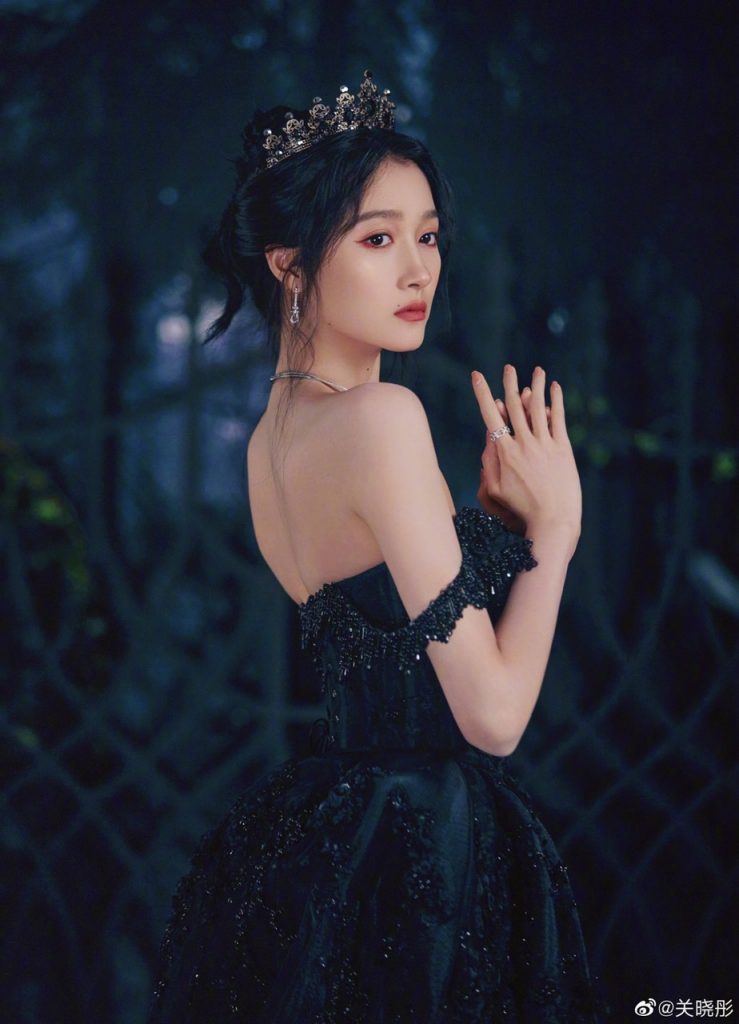 关晓彤罕秀酥胸香肩美背 性感撩人