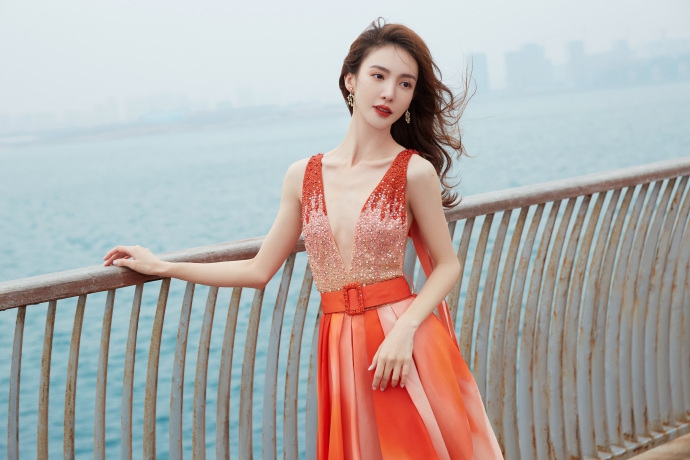 金晨穿深V露背吊带裙拍大片 性感妩媚