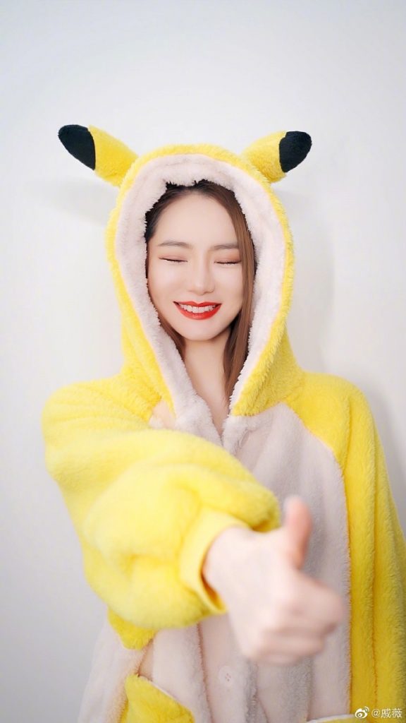 戚薇穿皮卡丘睡衣摆pose 吐舌卖萌
