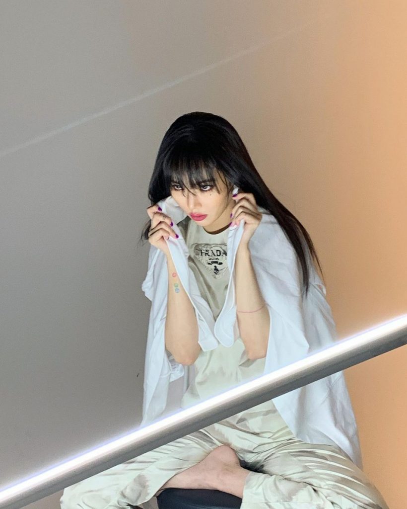 泫雅穿粉色短裙搭配皮衣 大秀美肩眼神撩人