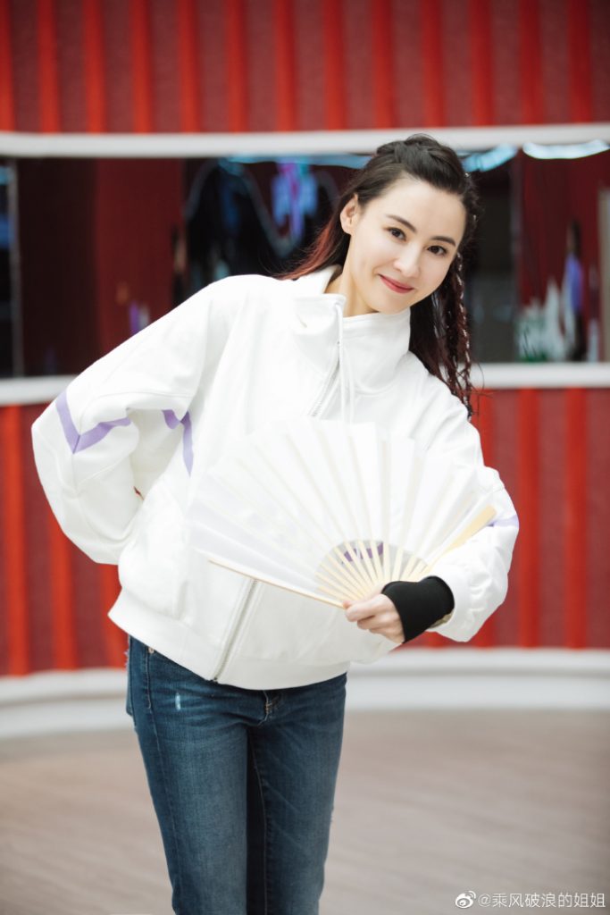 张柏芝拿扇子半遮面 皮肤白嫩女神范十足