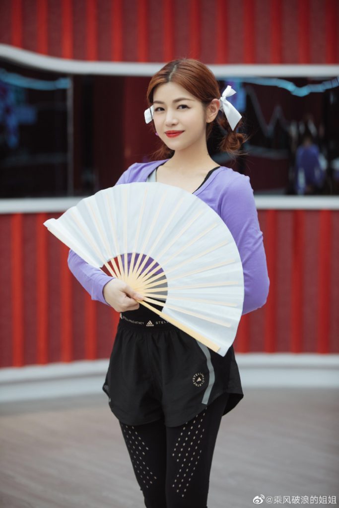 陈妍希扎马尾甜美可爱 侧颜优越