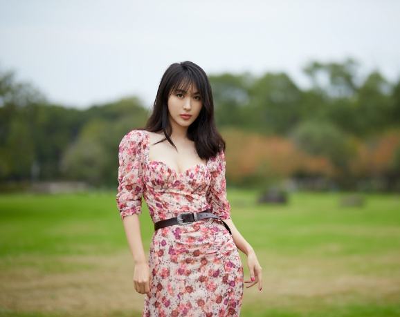 李菲儿晒初春Look 穿碎花长裙气质灵动