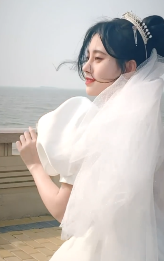 小仙女！鞠婧祎穿纯白婚纱气质温柔美如画