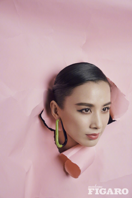 黄圣依挑战粉色视觉大片 展现逆龄美貌