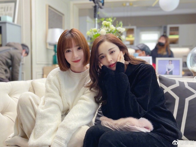 柳岩晒杀青照 和娜扎脸贴脸似亲姐妹