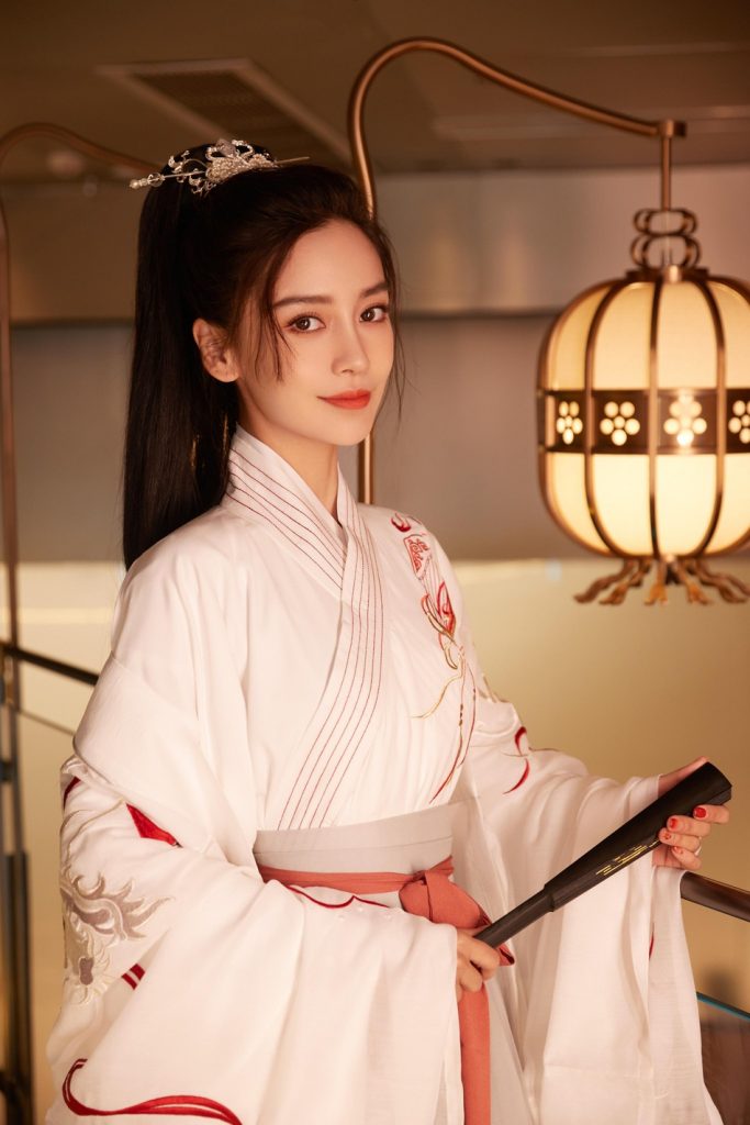 Baby穿汉服扎马尾现身生日会 气质优雅
