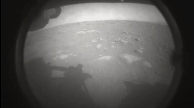 美国“毅力号”火星车着陆火星，拍摄首张照片传回地球