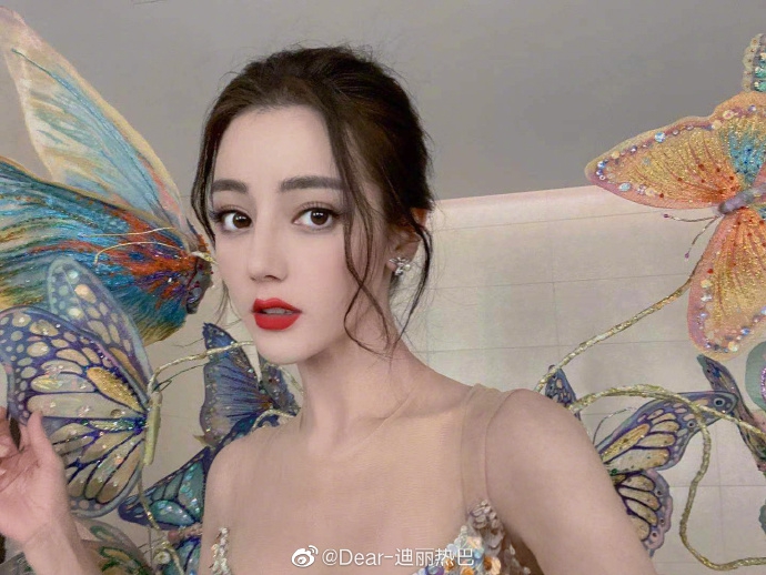 迪丽热巴穿蝴蝶裙自拍 表情搞怪性感又可爱