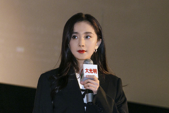 杨幂穿黑色西装亮相路演又酷又美 优雅干练