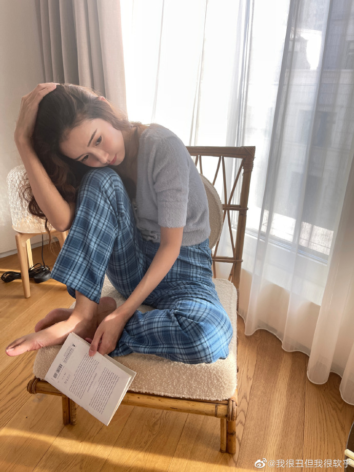 陈赫娇妻张子萱晒美照 光脚瞪眼卖萌