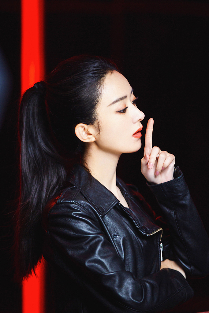 赵丽颖扎高马尾又美又飒 身材优越