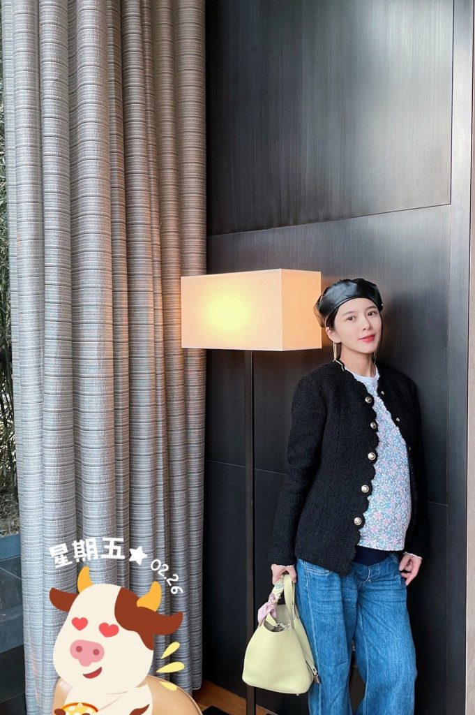 杜淳娇妻王灿晒孕肚照 四肢纤细气色好