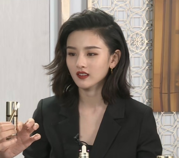 宋祖儿新造型港风十足 精致五官配红唇超美