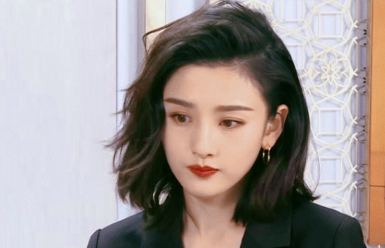 宋祖儿新造型港风十足 精致五官配红唇超美