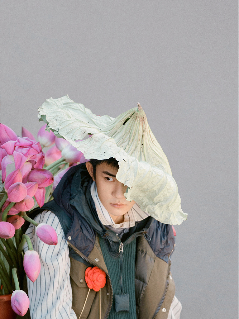 翩翩少年！易烊千玺手执折扇享悠闲时光