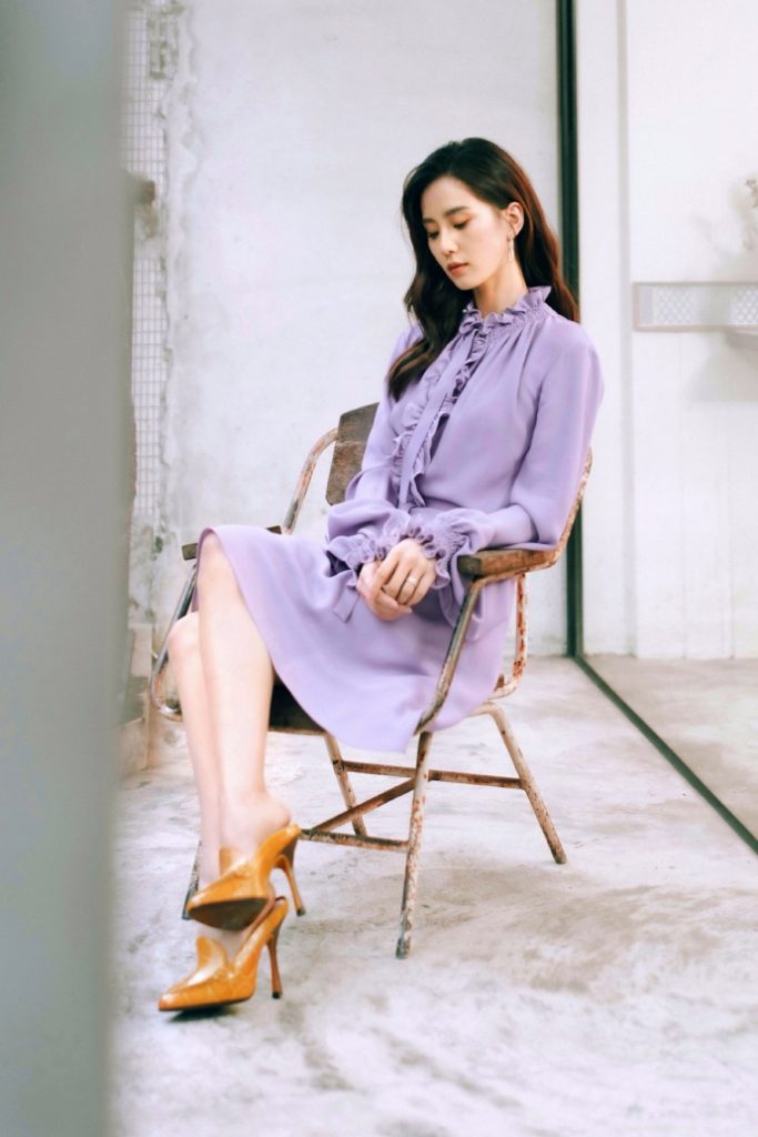 刘诗诗大片曝光 身穿紫色长裙温婉可人