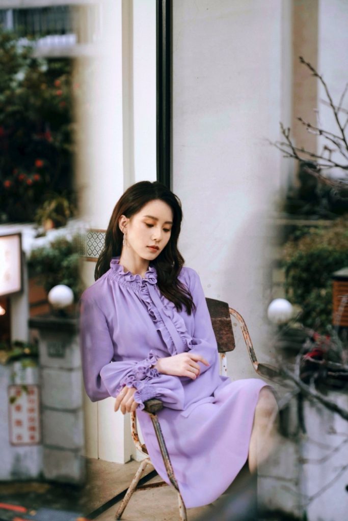刘诗诗大片曝光 身穿紫色长裙温婉可人
